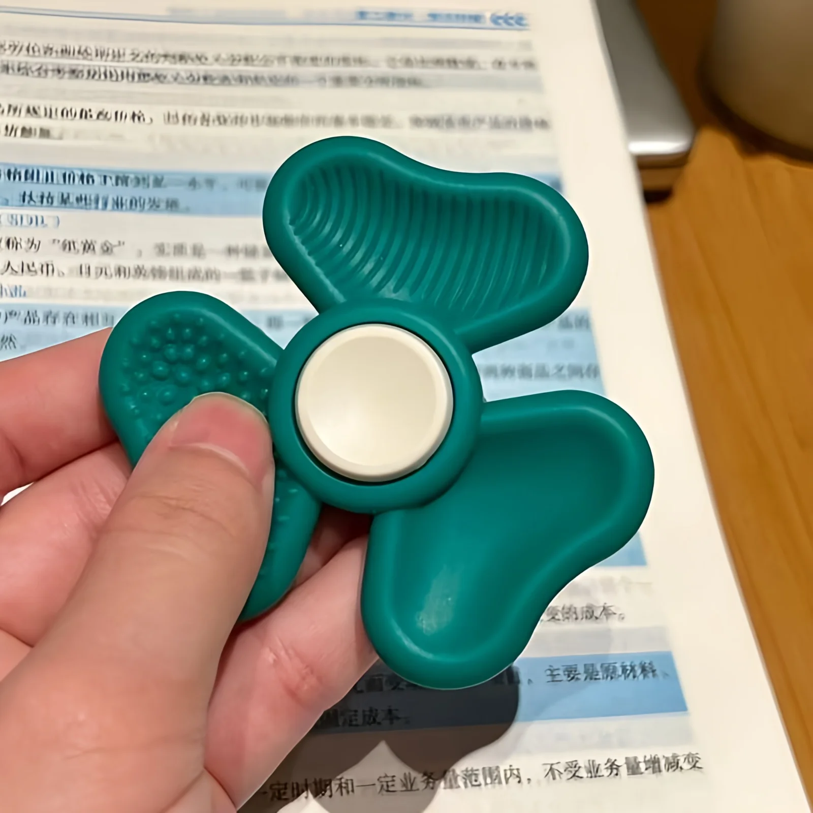 Spinner Clover Sensory Stone Zabawka Sensoryczna Kreatywna Silikonowa Teksturowana Kamień Przeciw Starciu Zabawka Poprawiająca Koncentrację Dziecka Zapobiegająca Zdenerwowania Zabawka na Palce