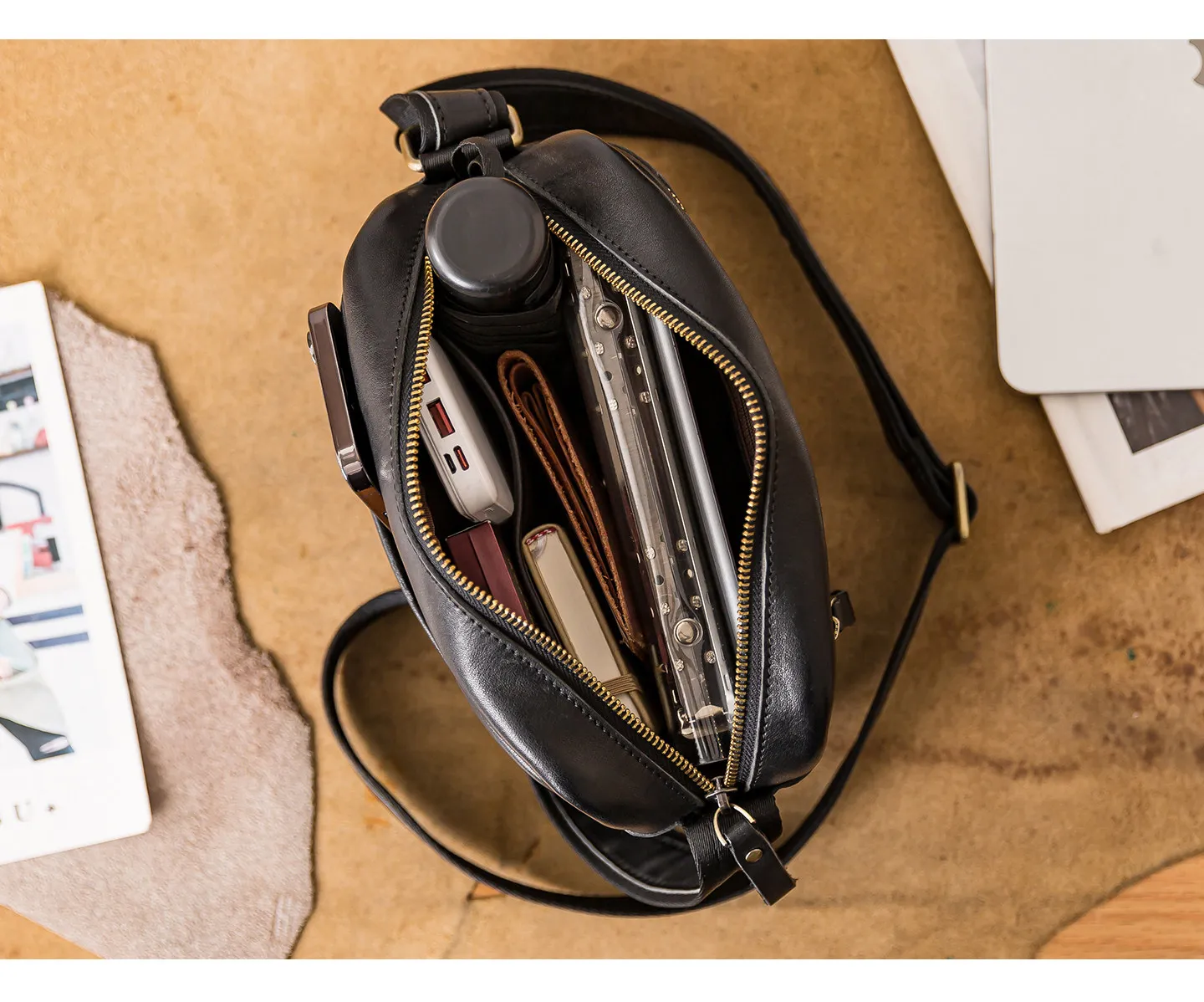 Vintage Luxus handgefertigte Umhängetasche aus erstklassigem Rindsleder für Herren, Arbeits-Umhängetasche, Wochenend- und Reisetasche, Designer-Echtleder-Messenger-Tasche in Schwarz. – Detail 16