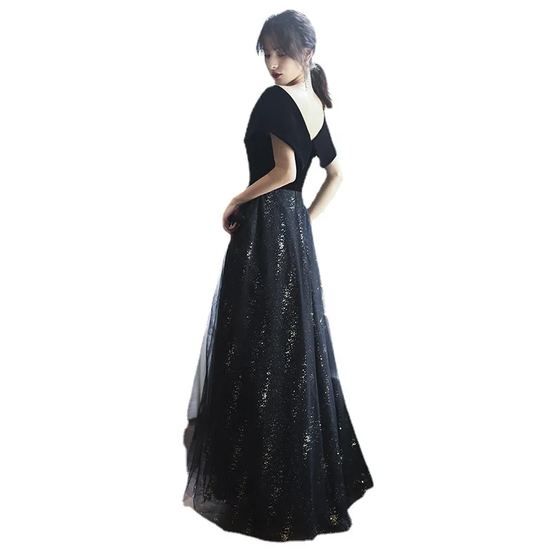 فستان سهرة للتخسيس الراقية للنساء 2025 جديد أسود على شكل حرف v مخملي طويل نمط أنيق فستان مضيف الهالة الملكة