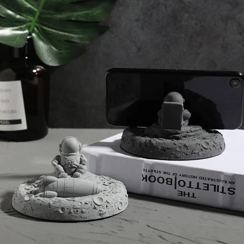 Mobile Phone Holder Concrete Mold Creative Astronaut Mobile Phone iPad Holder Mold Aromatherapy Gypsum Home Decor Silicone Mold