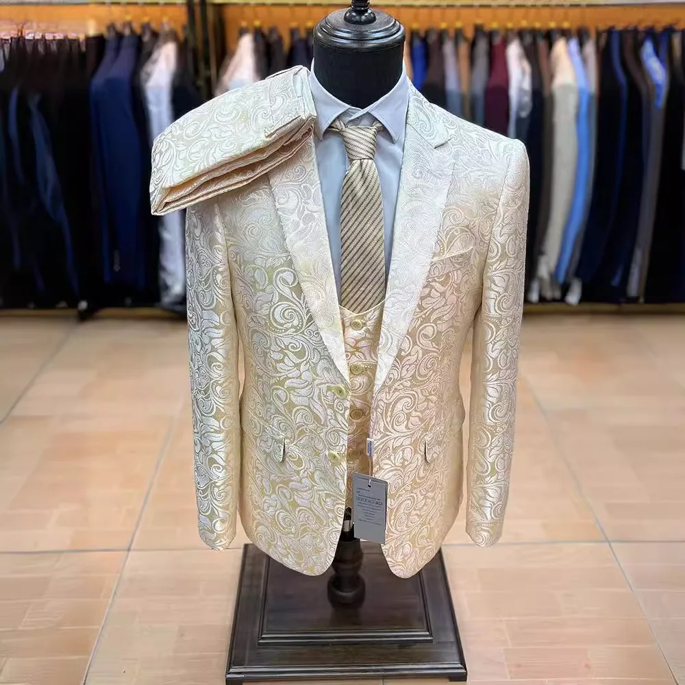 

Classy Men's White Jacquard Suit 3pcs Jacket Vest Pants Set Shawl Lapel Elegant Attire for Wedding Cocktail Business Ball Party