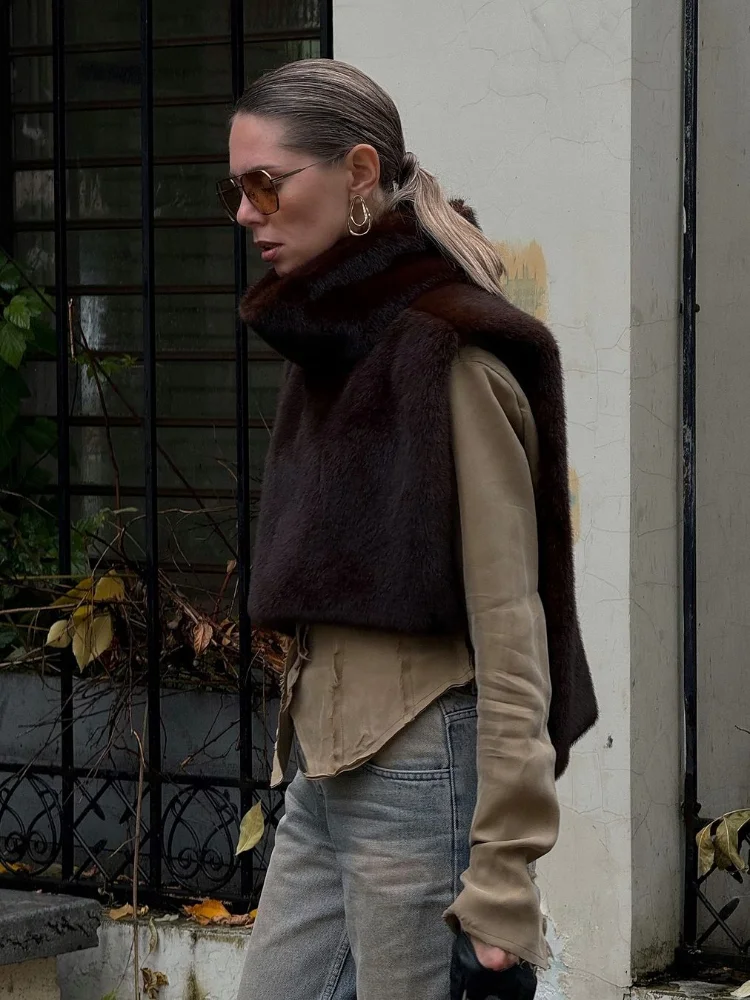 الصلبة فو الفراء سترة المحاصيل الأعلى المرأة موضة الياقة المدورة رقيق قصيرة تانك القمم 2025 الشتاء الإناث أنيقة جاكيت بلا إكمام معطف