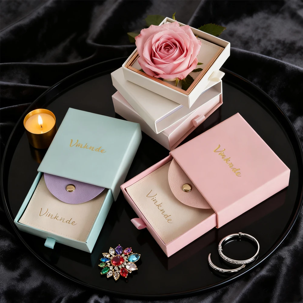 

Персонализированная шкатулка для драгоценностей 9x9x2,5 см, бумажный картонный чехол внутри с сумкой из микрофибры 8x8 см, замшевый бархатный чехол-конверт