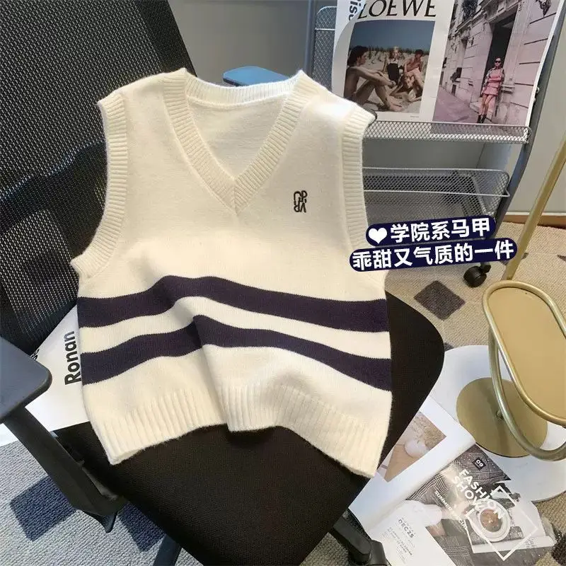 

Корейский студенческий стиль, вязаный жилет с v-образным вырезом и женский дизайн, вышитый жилет длиной до плеч, короткий топ без рукавов