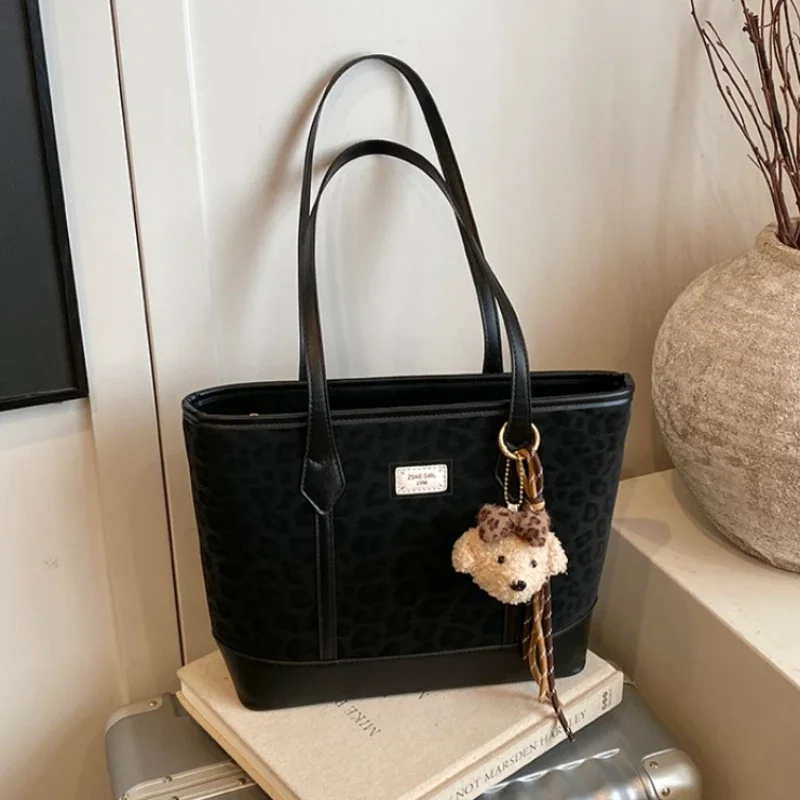 

Fashionable Messenger Bag Women, Leather Shoulder Handbag With Gold Hardware, Elegant Crossbody For Daily Use