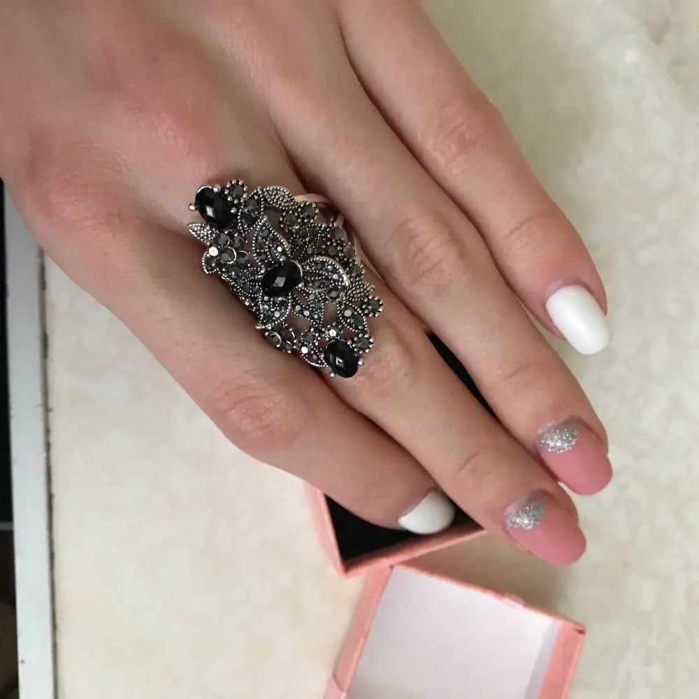 Ajojewel Vintage Retro Luxury Ring Woman Black Crystal Rhinestone Flower Jewelry Big Rings Ringen Anneau