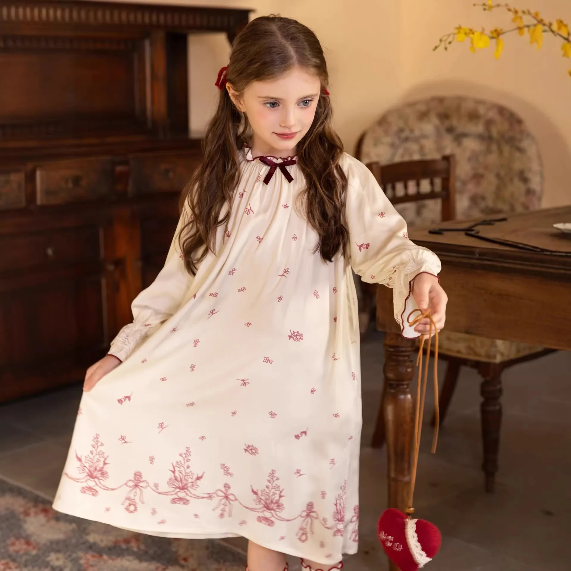 

Домашняя одежда для девочек 2026 Весна/Лето: Новая розовая пижама с принтом и бантом, высококачественная хлопковая ночная рубашка с длинным рукавом для девочек