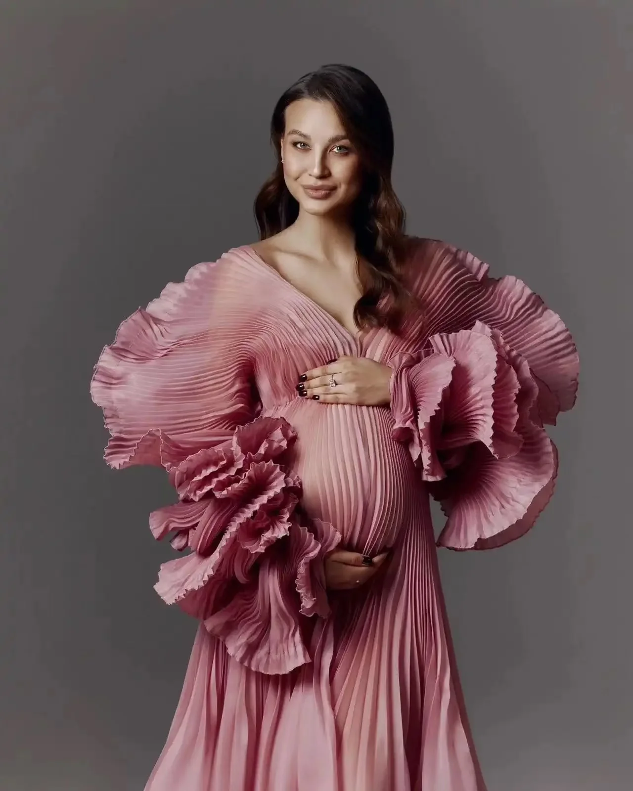 사진 촬영을 위한 고급스러운 핑크색 출산 가운 플레어 슬리브가 있는 베이비 샤워를 위한 우아한 주름 출산 드레스 맞춤형