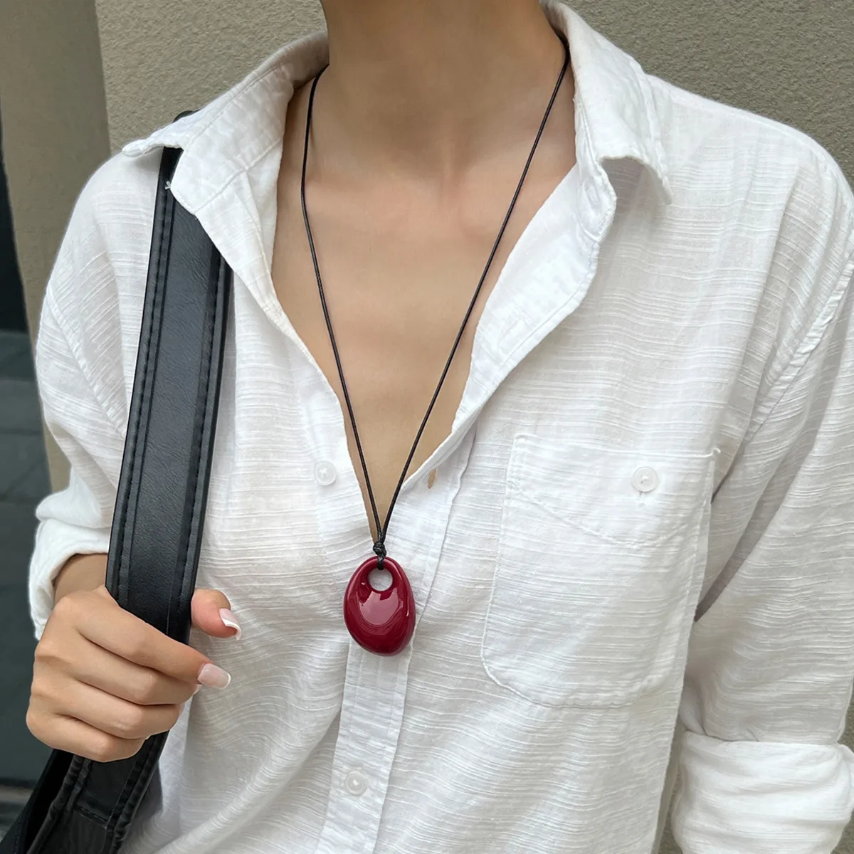 SHIXIN 4 Farben Trendy Weinrot Schwarz Acryl Lange Anhänger Halskette für Frauen Vintage Leder Seil Kette Pullover Kette Schmuck