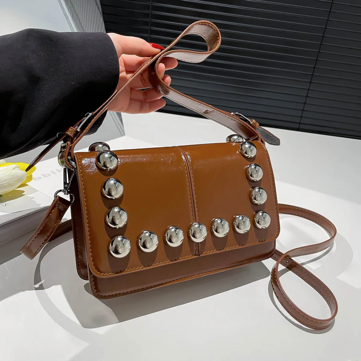 

Новинка 2023 года, роскошная сумка через плечо с шипами, винтажный пригородный кошелек для женщин, элегантная сумка-тоут с верхней ручкой, универсальная сумка через плечо в стиле ретро