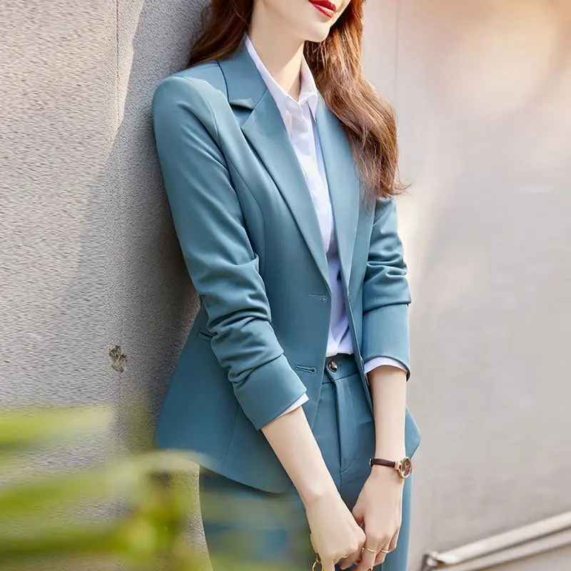 Żakiet oversize damski letni garnitur z wykończeniem krawędzi, podkreślający talię, zapinany na podwójne guziki, styl varsity, lekko ocieplany.