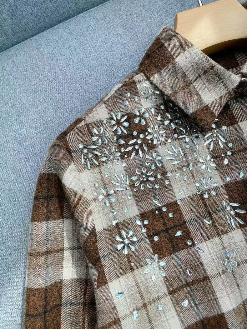 Wysokiej jakości nowy zestaw w kratę na co dzień dla kobiet na rok 2025, modna koszula z długim rękawem i kołnierzykiem polo lub uniwersalna spódnica z diamentowymi zdobieniami dla pań.