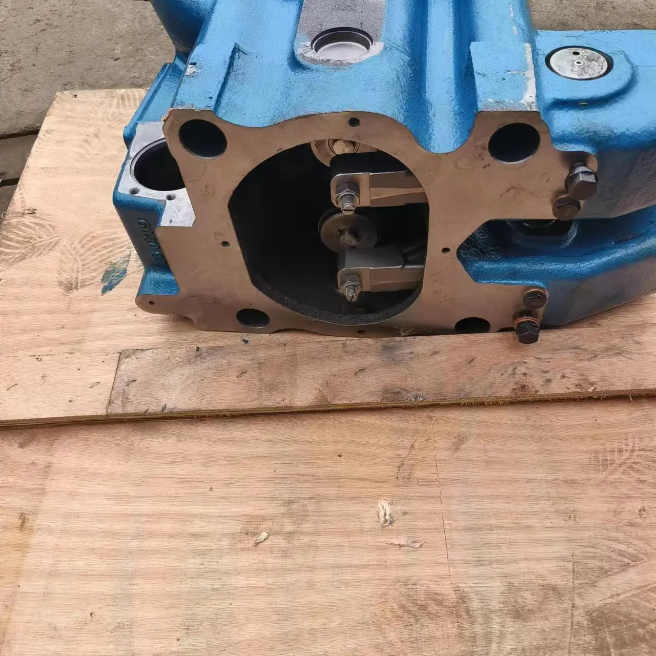 High Quality Complete Set of WEICHIA XCW6200ZC Marine diesel Engine Accessories, Cylinder Head with Intake and Exhaust Valves