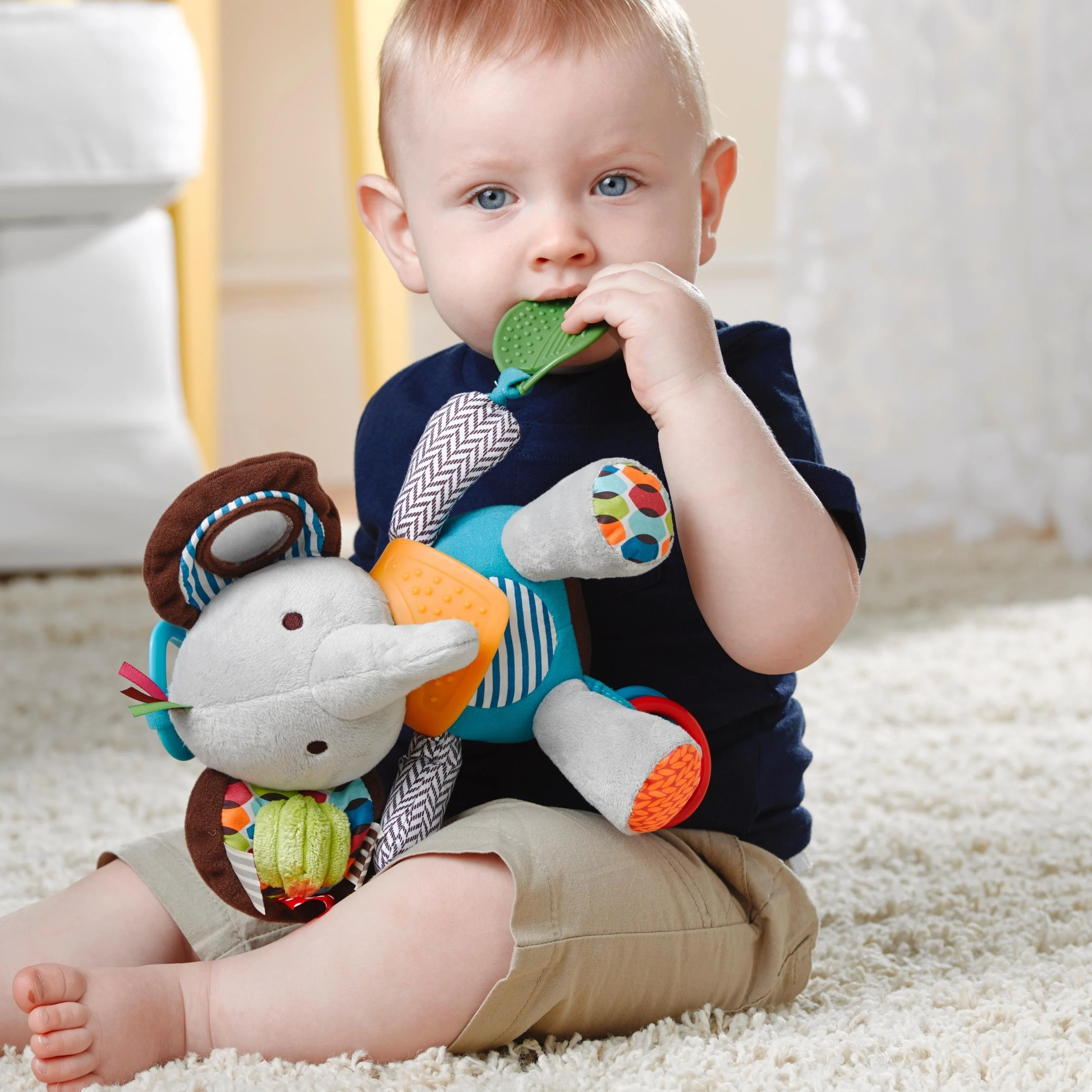 Babyactiviteit en bijtspeeltje met multi-zintuiglijke rammelaar en texturen, dierlijk rustgevend poppenspeelgoed, hangende nachtkastje voor pasgeborenen