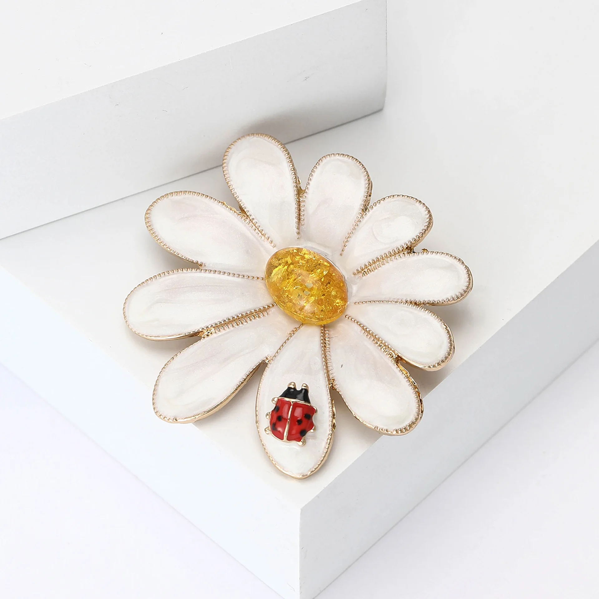 Trendy Beautiful Daisy Flower Brooches For Women Unisex Little Ladybug Lying on White Daisy Plant Brooch Office Party Pins Gifts