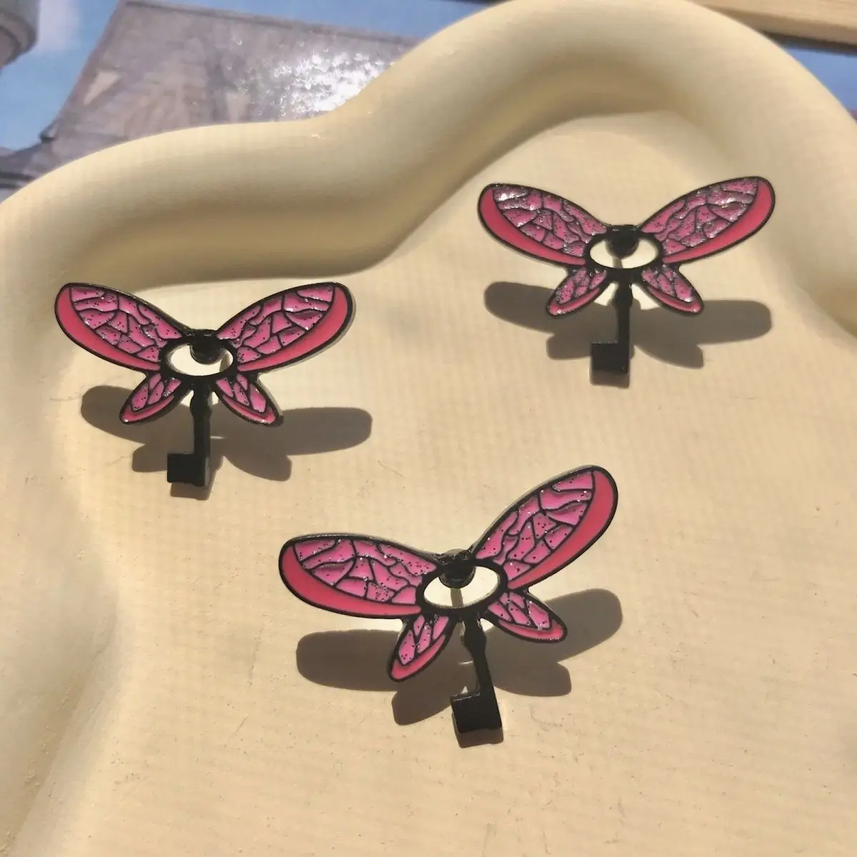 Anime mágico menino broche dos desenhos animados chave voadora metal mini broche crachá fã coleção presente