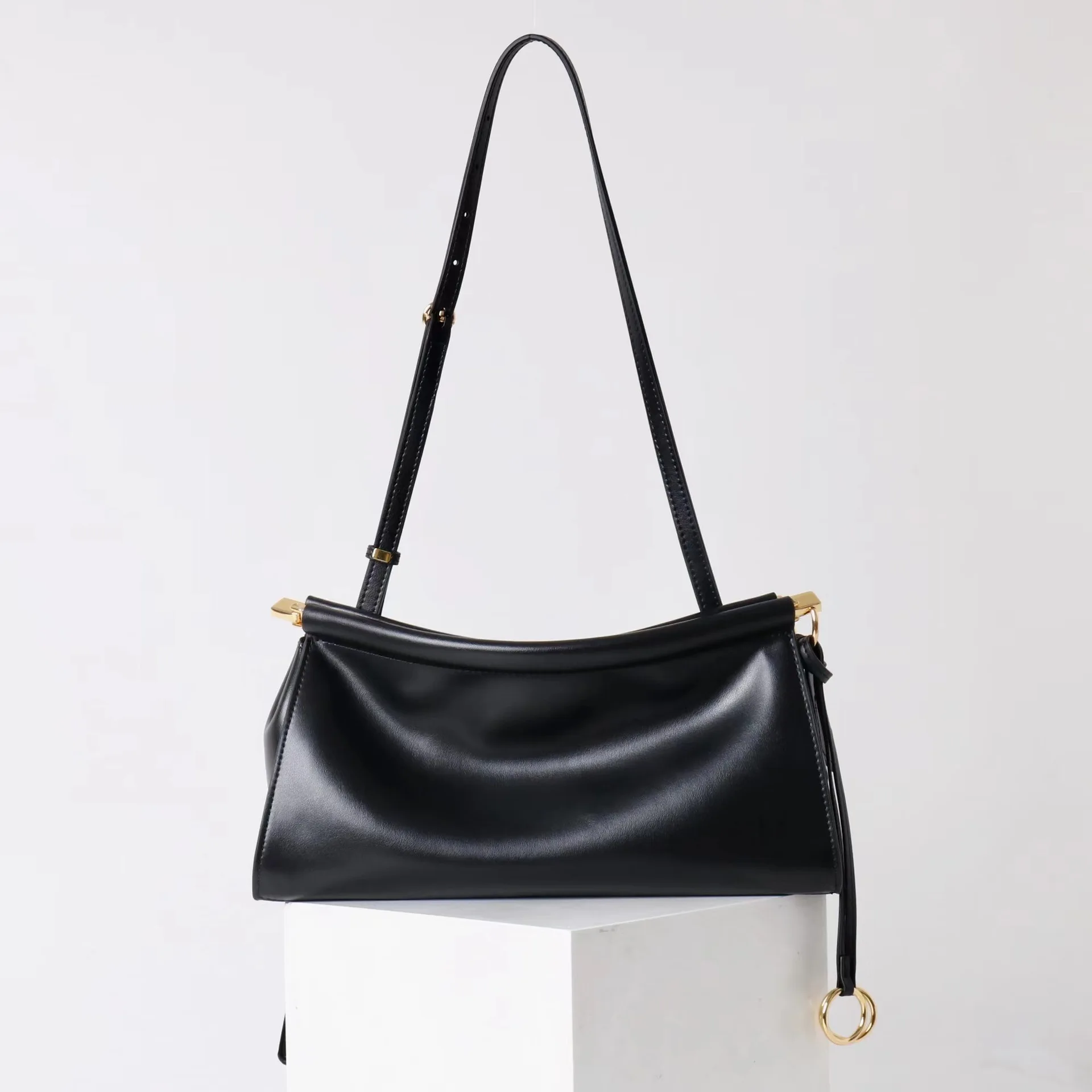 

2025 Новая французская сумка-багет из воловьей кожи в стиле ретро, нишевый дизайн, минималистичная пригородная минималистичная сумка