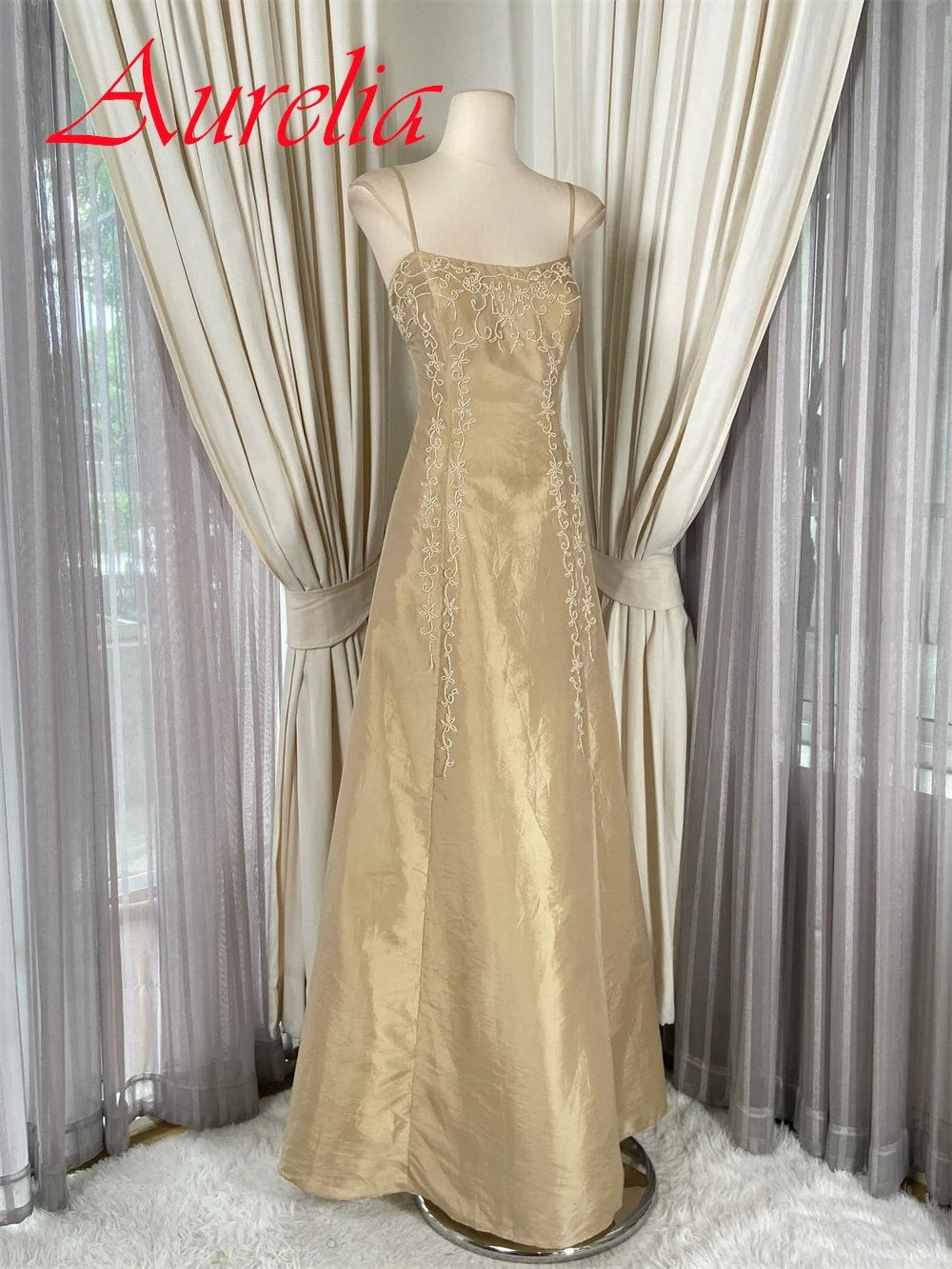 Aangepaste delicate champagne satijnen avondjurk klassieke strapless spaghettibandjes cocktailjurk sexy kanten galajurk aan de achterkant