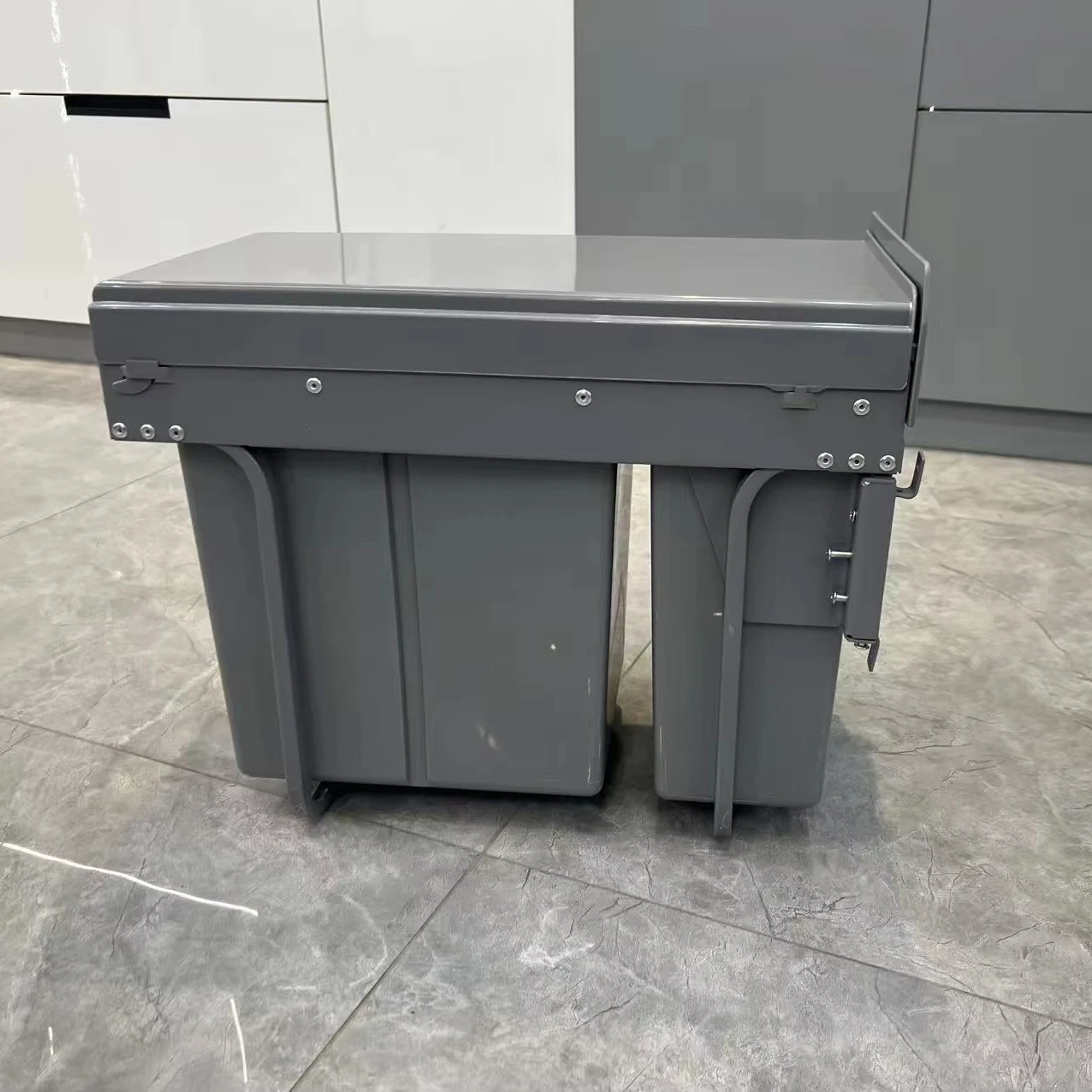 Open 400mm plastic pull-out trash can with slow closing function can be installed at the back of kitchen cabinets