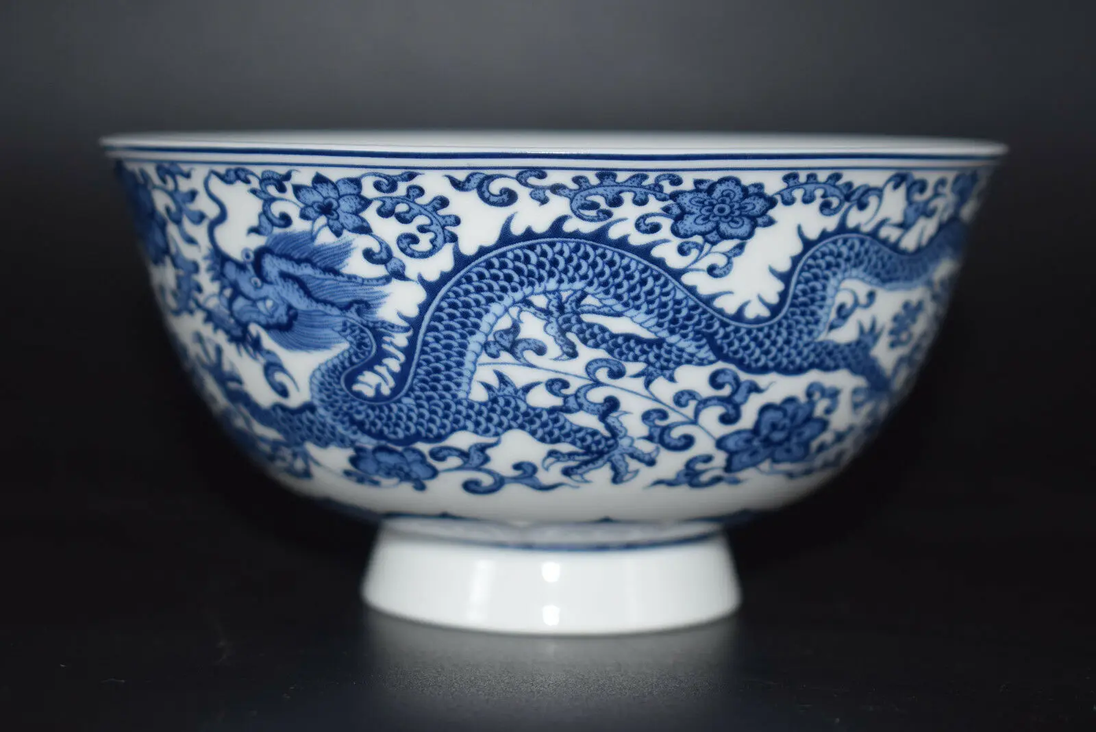 

Fine Chinese Blue and white Porcelain Hand-painted Dragon Bowls Qianlong Mark