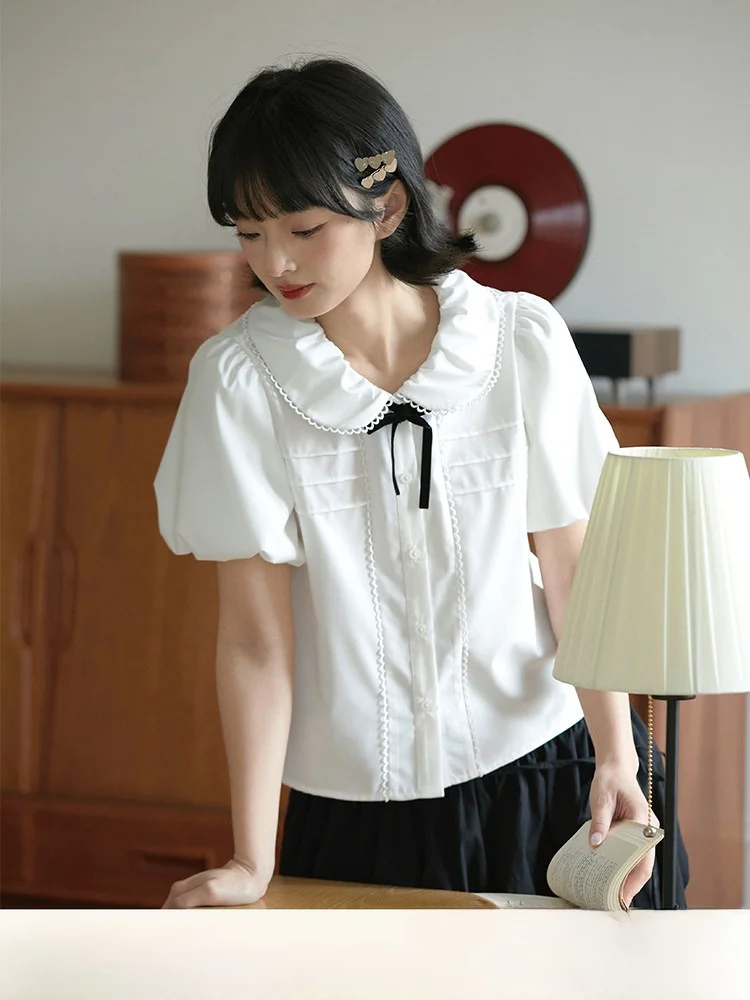 

Белая женская летняя блузка-топ с воротником-бэбидолл, короткими рукавами-фонариками и цветочным декором от Cong Tailor