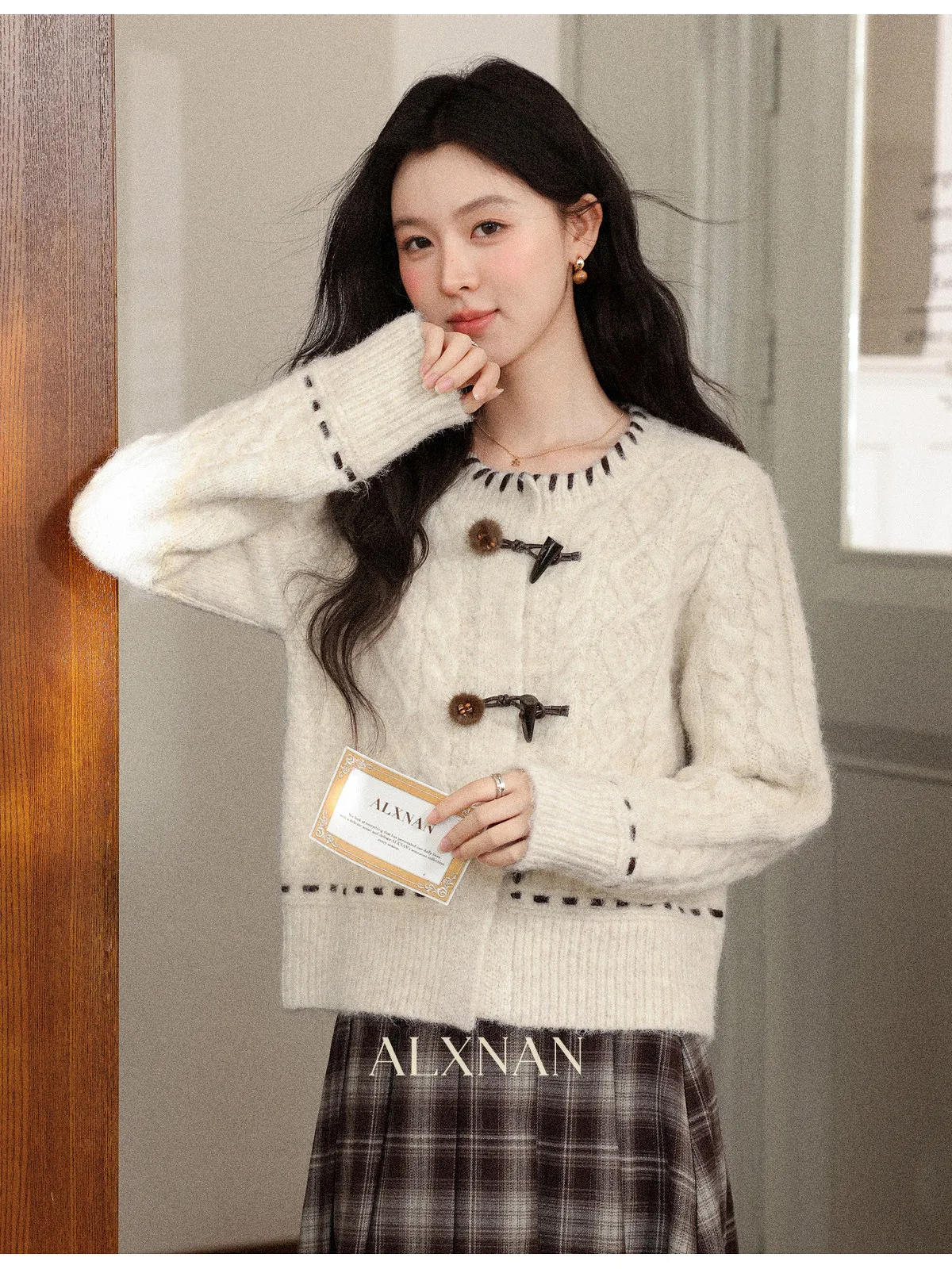 

Женский кардиган ALXNAN, тренд 2026 года, в корейском стиле, свободного кроя, повседневный вязаный свитер, элегантный весенний, с пуговицами-рогами, женская одежда L60627