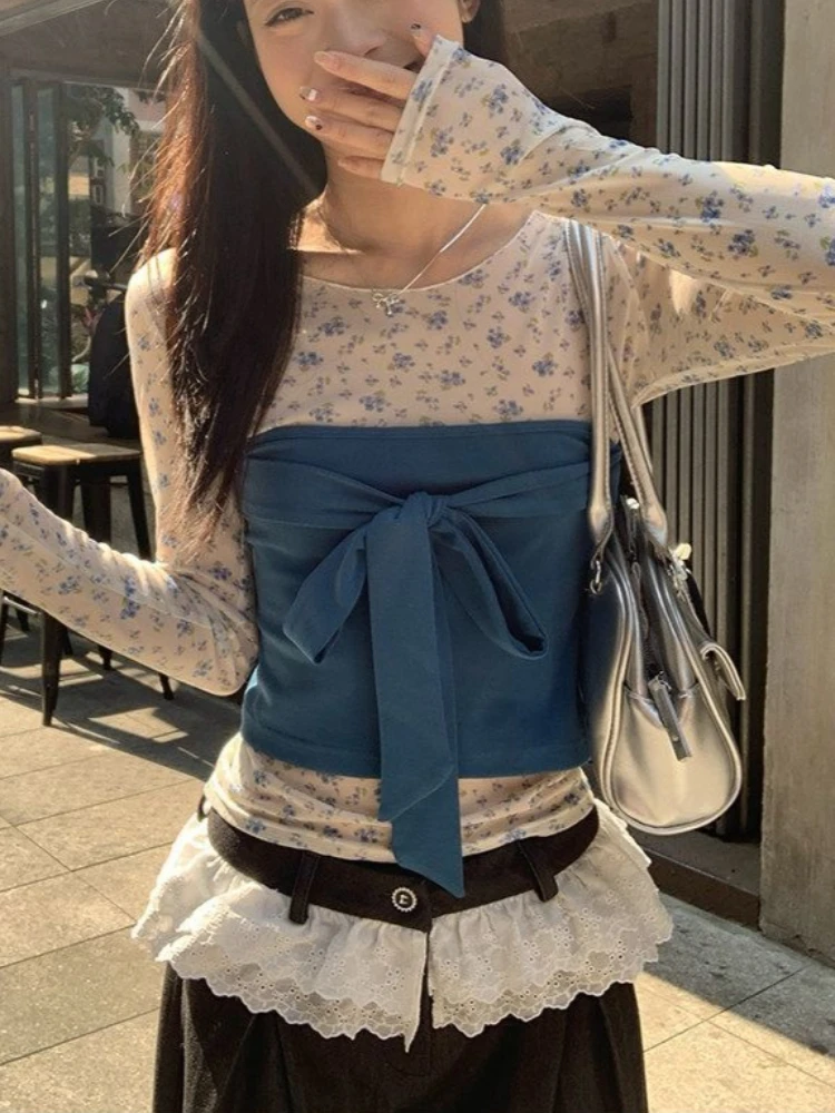 

Модный комплект из двух предметов в стиле Y2K: синий жилет с завязками и топ с принтом. Повседневная одежда в японском и корейском стиле.
