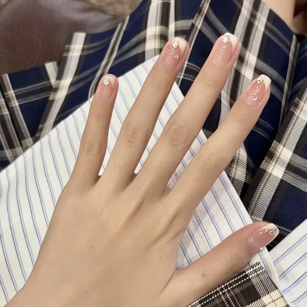 10 szt. Ręcznie Robione Krótkie Kwadratowe Paznokcie Doczepiane Nude Róż Białe Francuski Design z Cyrkoniami Słodkie Urocze Sztuczne Paznokcie Do Noszenia Tipsy do Paznokci