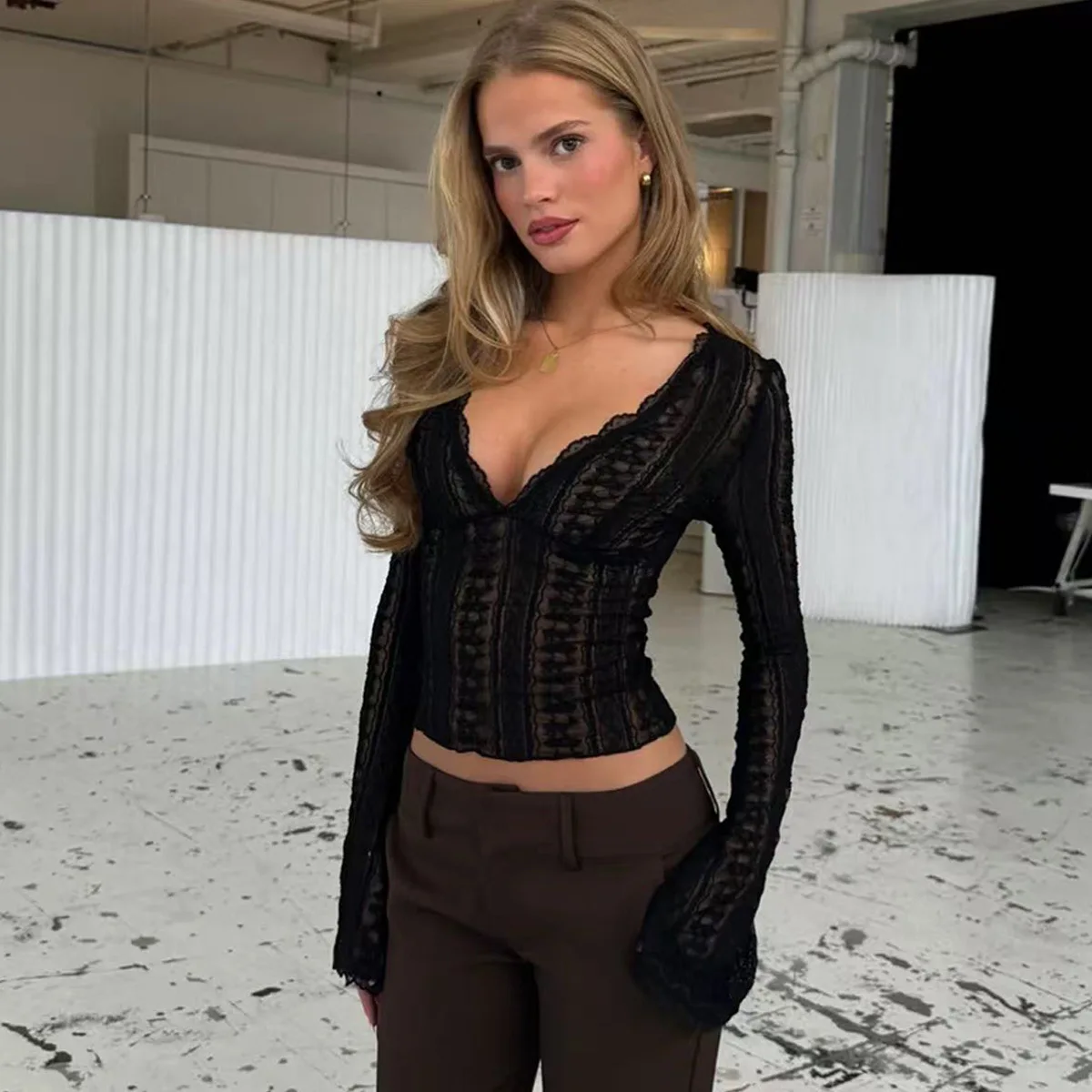 여성 패션: 시스루 레이스 하프 브이넥 벨 슬리브 블라우스 긴 소매 - 섹시