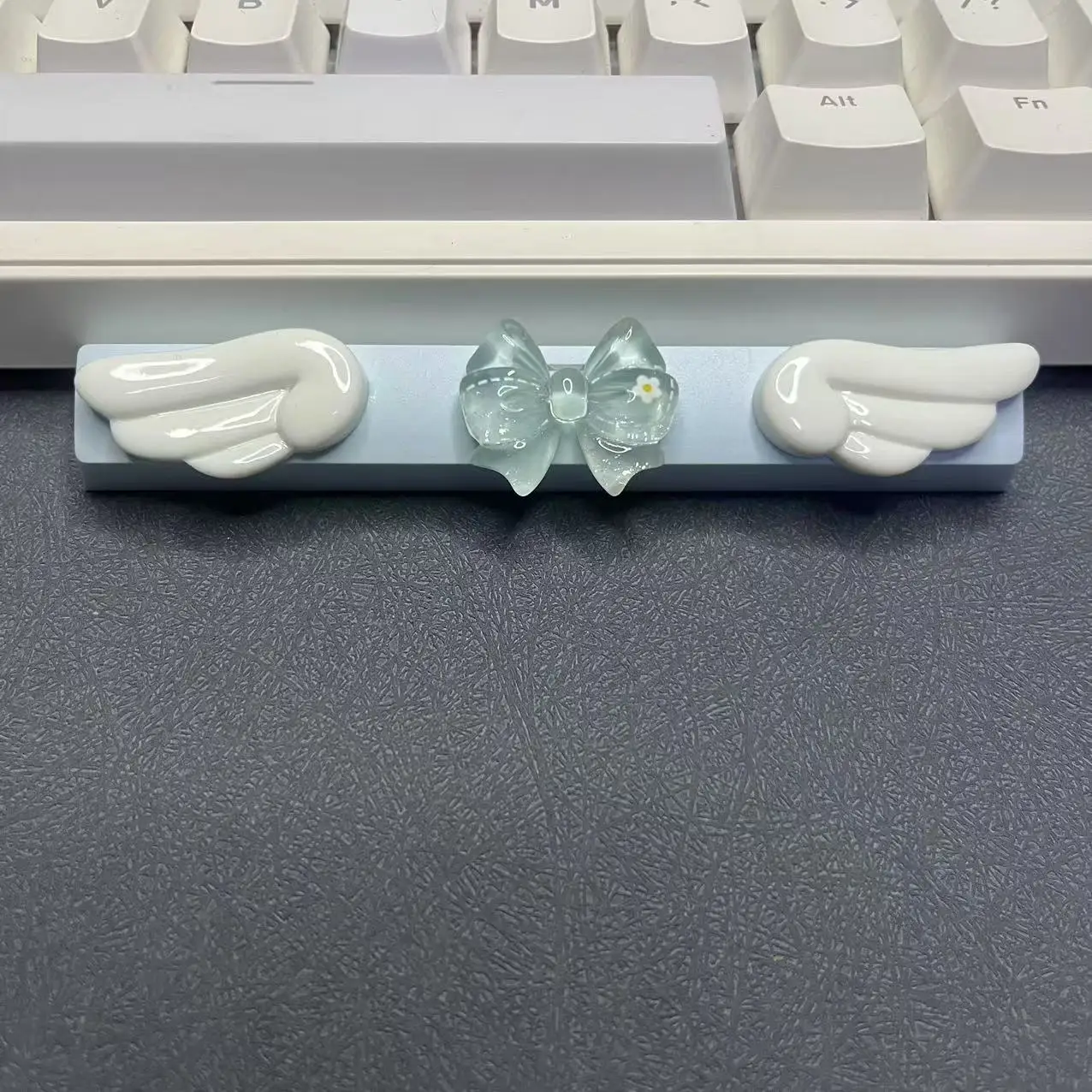 Śliczne Angel Wings Keycap 6.25u Spacja Gra Cross Axis Mechaniczna dekoracja klawiatury Przezroczysta różowa kokardka Keycap — zdjęcie produktu 3