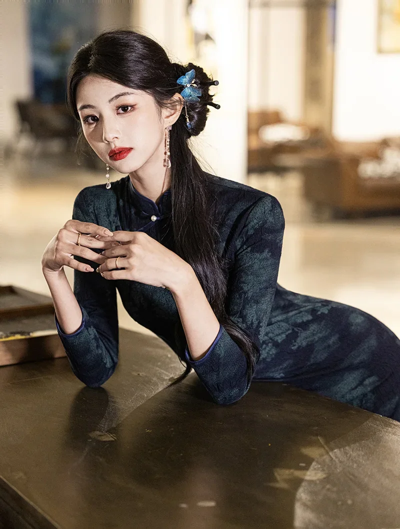 

Осень 2024, новое бархатное жаккардовое платье Cheongsam в молодом стиле для девочек, улучшенное длинное платье в стиле ретро, платье Ципао