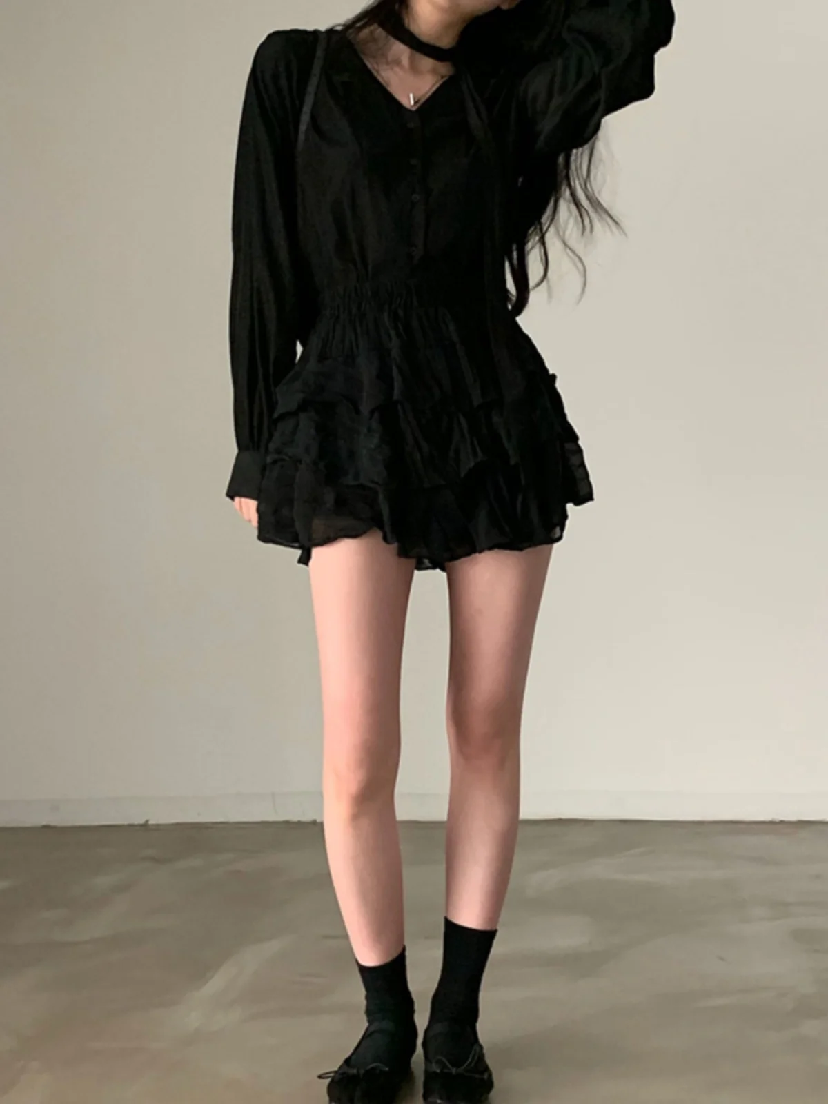 Chic V-neck Long Sleeve Shirt Women\'s Single Button Bow Tie Bubble Sleeve Design Black Top Korean Style Commute Pure Color