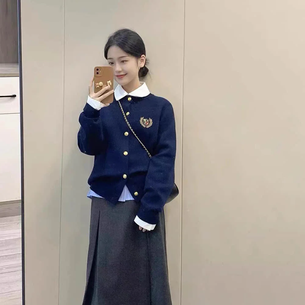 Cardigan da donna di marca di lusso con dettagli con stemma ricamato e cappotto maglione estetico elegante con bottoni dorati in stile Ins