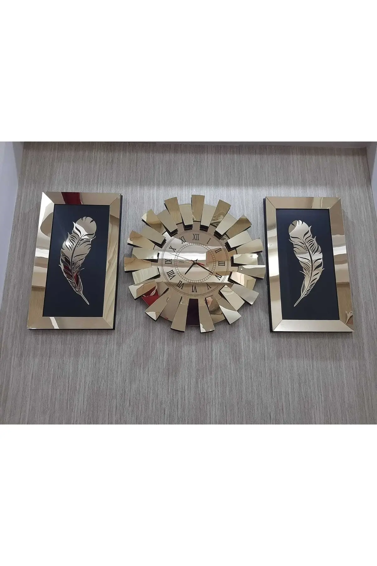 3-L Wall Clock 3D Model Mirrored Plexi Roman Numeral Gold It has a 3D view when looking from the side