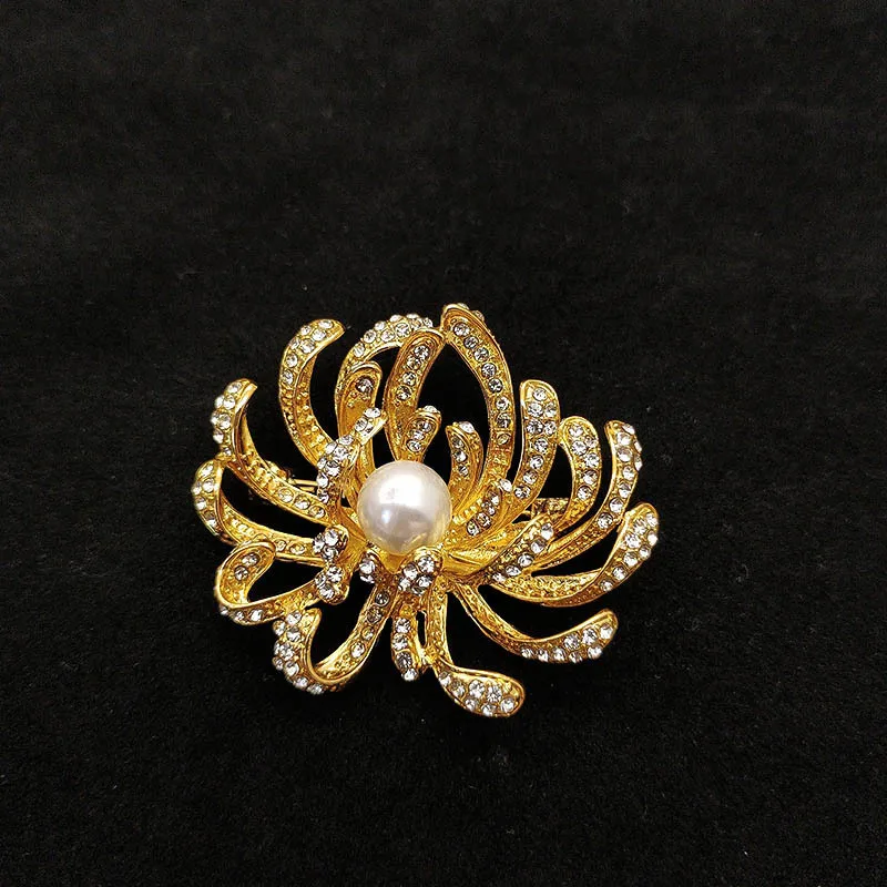 

Новая ретро-брошь в придворном стиле с жемчугом и цветком хризантемы, высококачественная брошь со стразами, антибликовая булавка в нишевом дизайне