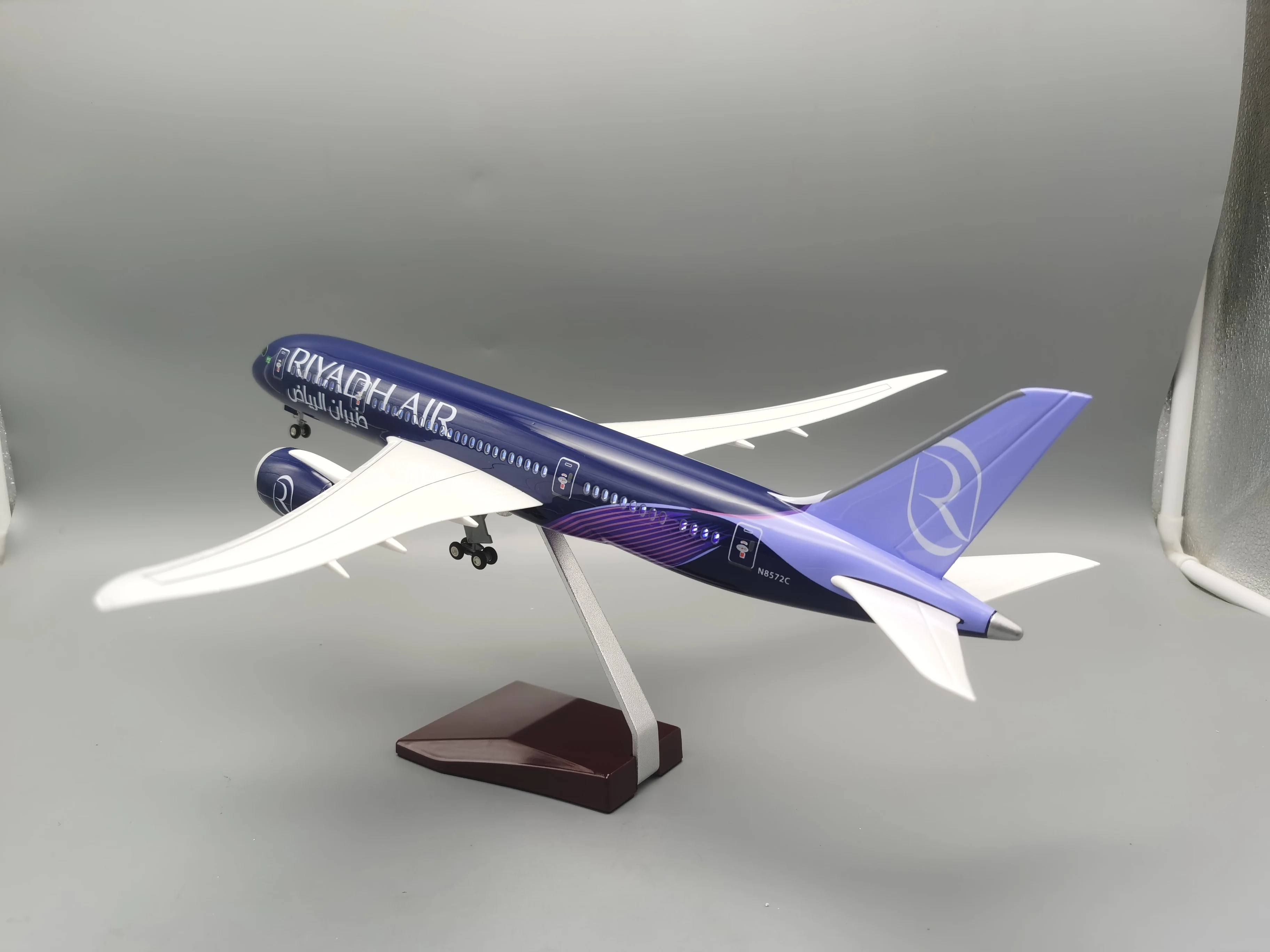 2025 جديد 1:130 مقياس 43 سنتيمتر الخطوط الجوية Riyadh B787 طيران الرياضية طائرة مع مجموعة الضوء الديكور عرض اللعب الهدايا جمع