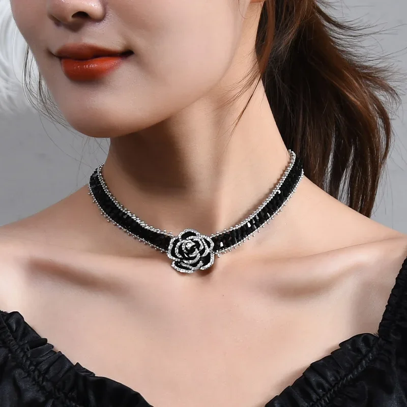 2025 Un nouveau collier en cristal noir rose à la mode pour les femmes, un collier cool et élégant
