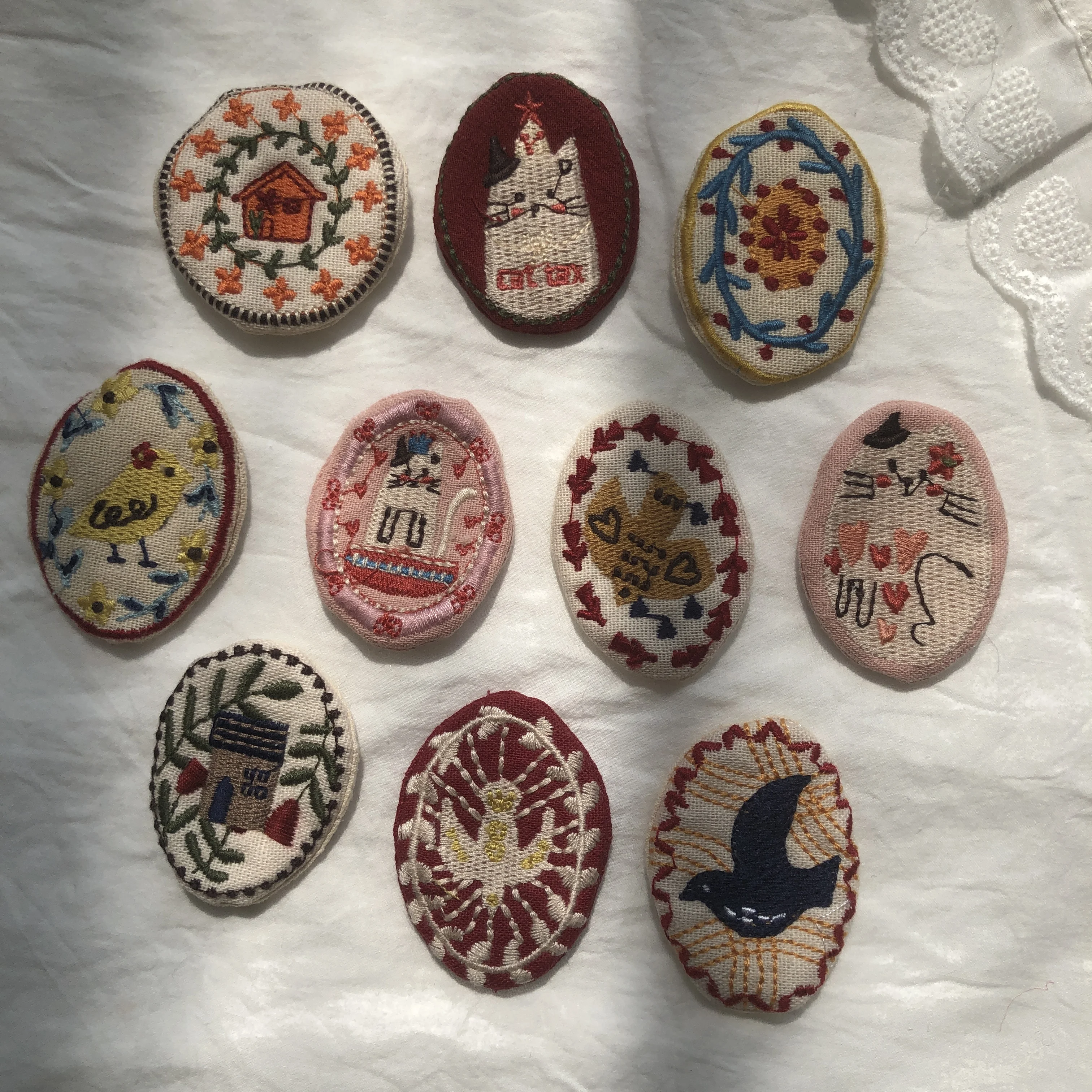 broche-artesanal-de-estilo-Etnico-para-pequenos-eventos-broche-artistico-de-bordado-feito-a-mao-pode-ser-usado-como-acessor
