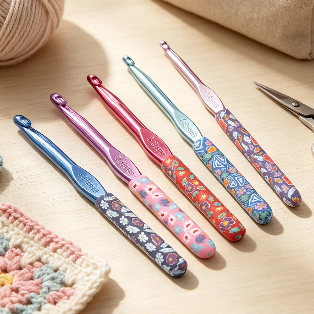 QJH 5-teiliges Häkelwerkzeug-Set mit weichen Griffen aus farbigem Aluminium, ergonomischer Griff, DIY-Stricktasche, bestes Geschenk für Anfänger / Häkler