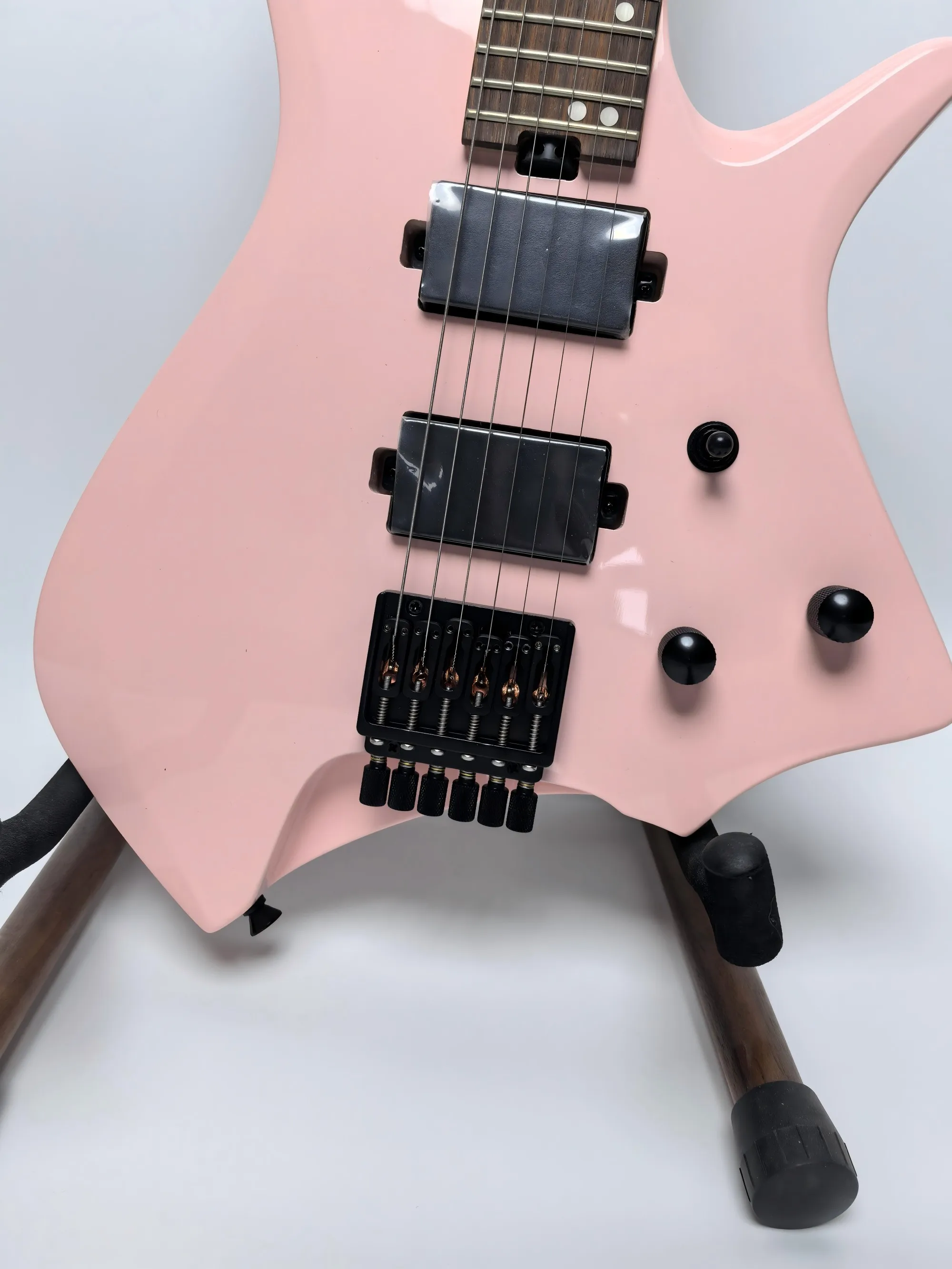 In stock. Can be shipped when placed. High quality pink headless 6 string electric guitar. Factory direct. Can be customized.