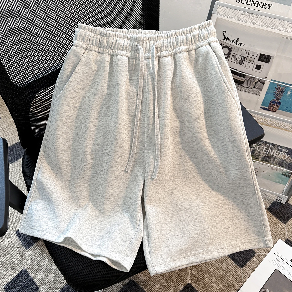 

2025 The latest blockbuster hot-selling solid-color shorts are the same for men and women on the street.