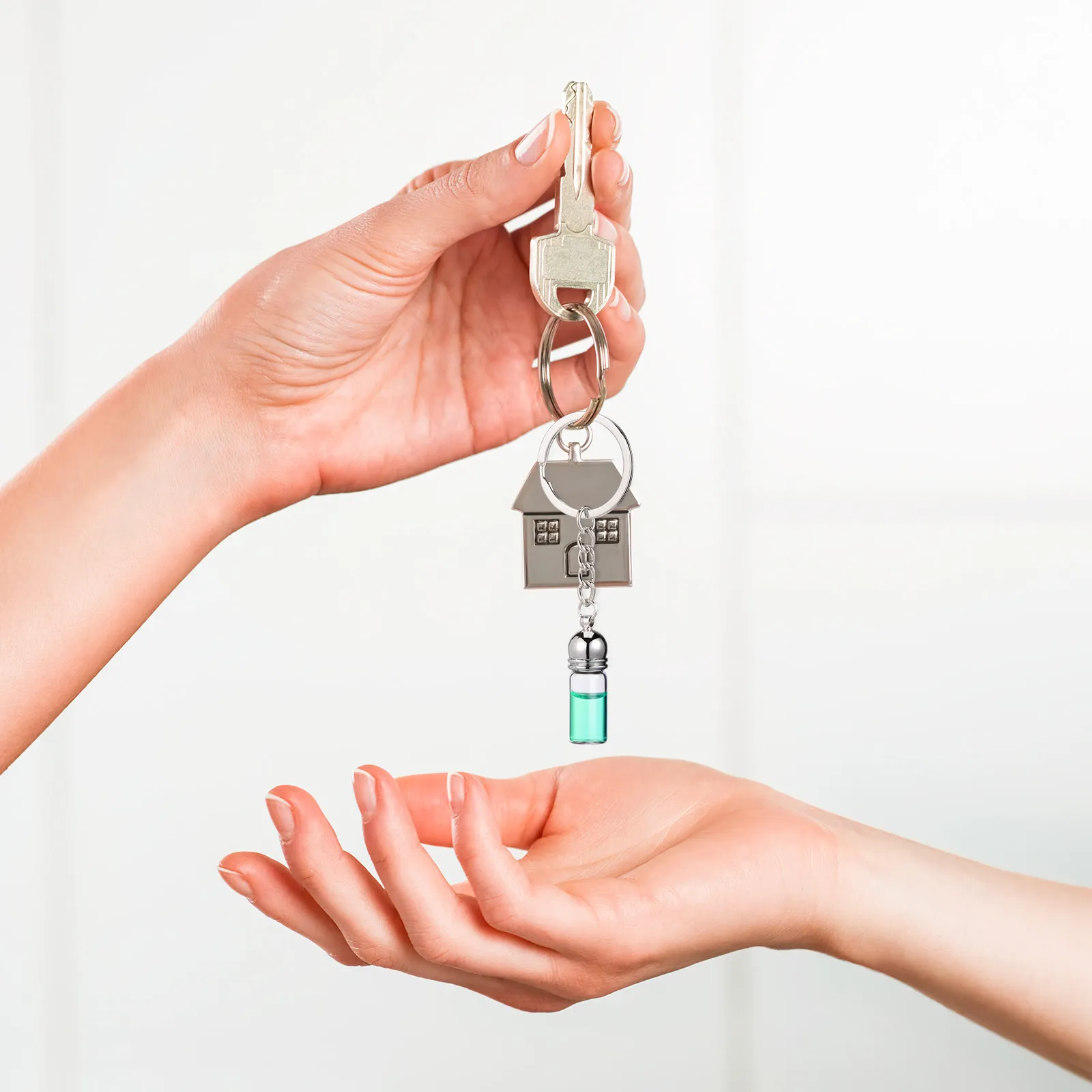 

3Pcs Mini Refillable Perfume Bottle Keychain Glass Travel Size Essential Oil Dispenser Portable Aromatherapy Pendant for Women