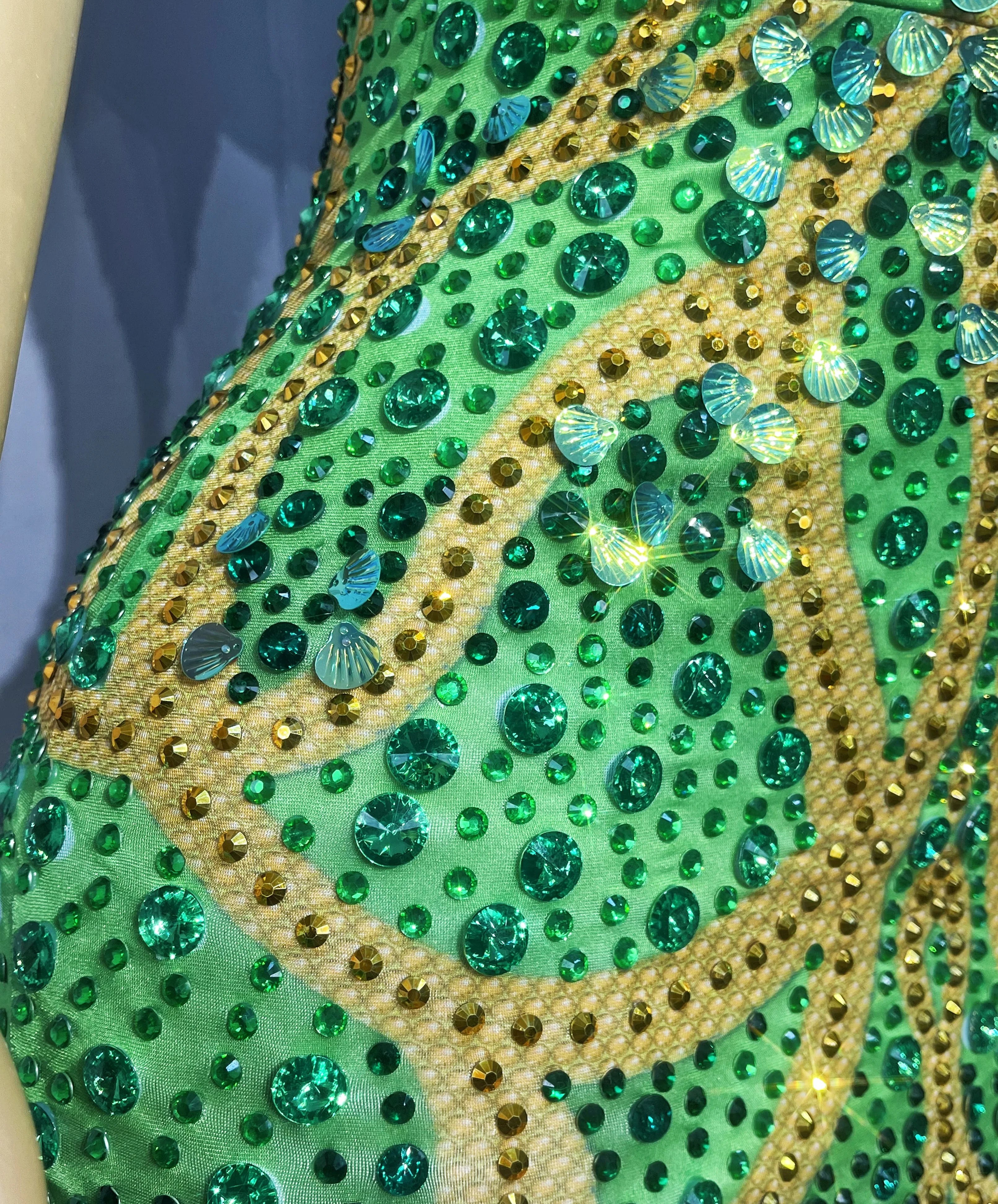 Luxurious High-end Twinkling Green Rhinestones Trim fit Cape collar Elegant Dress Evening Prom Gowns Red carpet Show Stage Wear