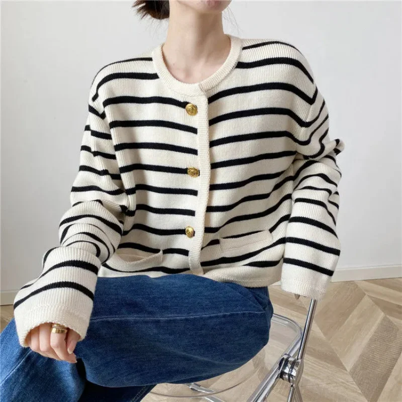 2026 Herbst Winter Koreanischer Kontrastierender Gestreifter Strick-Cardigan für Damen mit Einreihiger Metallschnalle und Taschen