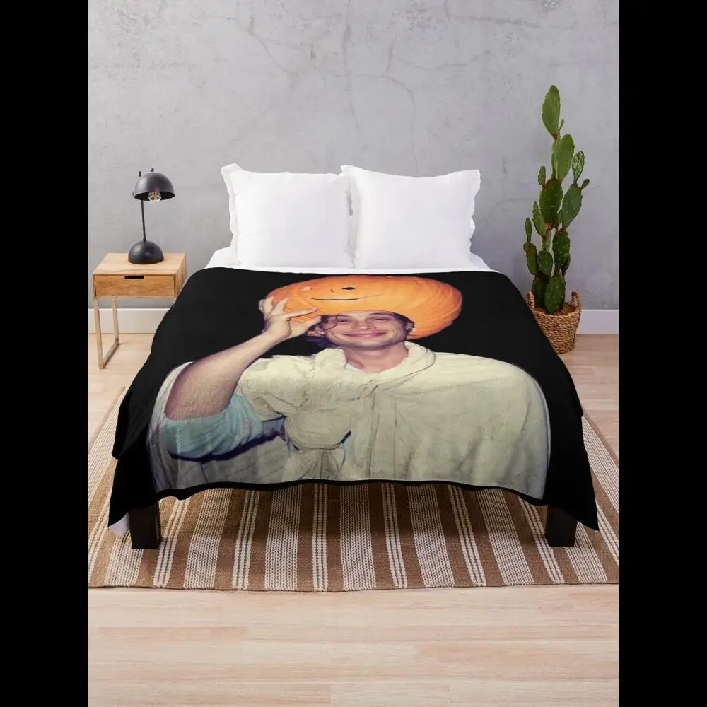 

Уютное одеяло MGG и тыквы для комфорта дома и стиля. Мягкий плед. Идеально подходит для осенних и зимних сезонов.