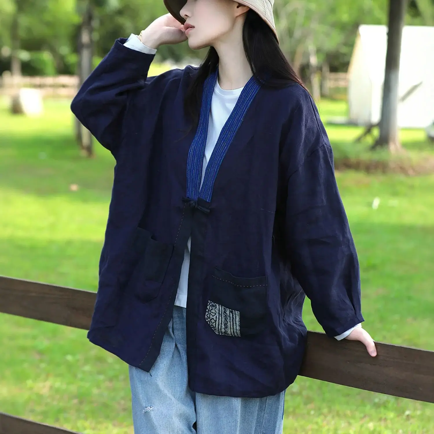 

LZJN Женское осеннее льняное лоскутное пальто в стиле литературного ретро с пуговицами в виде лягушки в китайском стиле — свободная посадка, повседневная верхняя одежда.