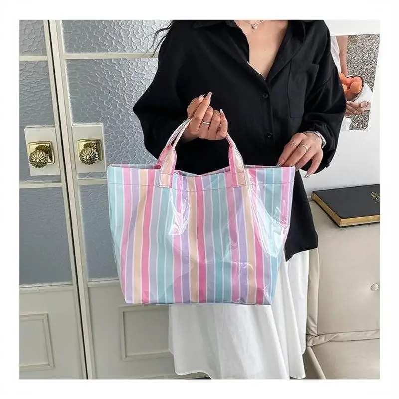 Diese wasserfeste PVC-Tragetasche verfügt über ein rosa-blau gestreiftes Design, ein großes Fassungsvermögen und eignet sich für Strand-Einkäufe. – Detail 32