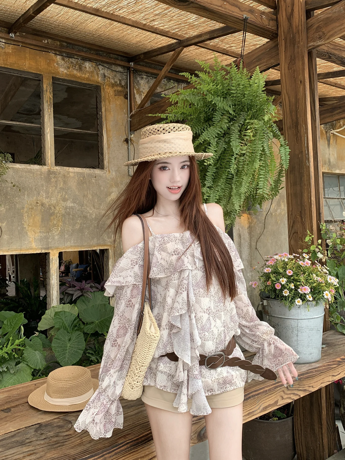 

Retro Floral Print off Shoulder Shirt And Shorts Set Women's Casual Slimming Spring Fashion Ensemble Wooden Design