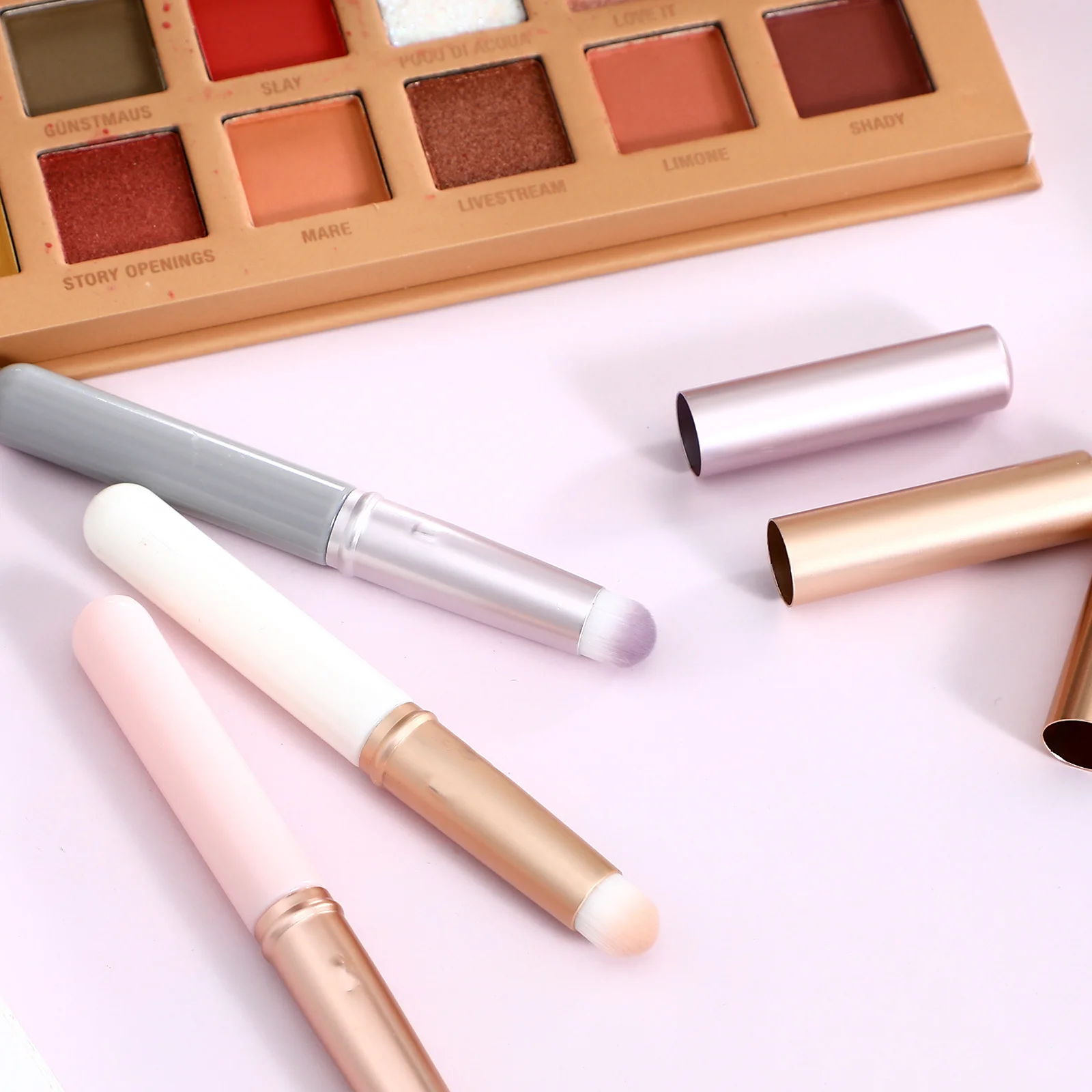 3 個のコンシーラーブラシ小さなリップブラシ眉毛用目の下のブレンドツール液体クリームパウダーフェイシャルアプリケーター