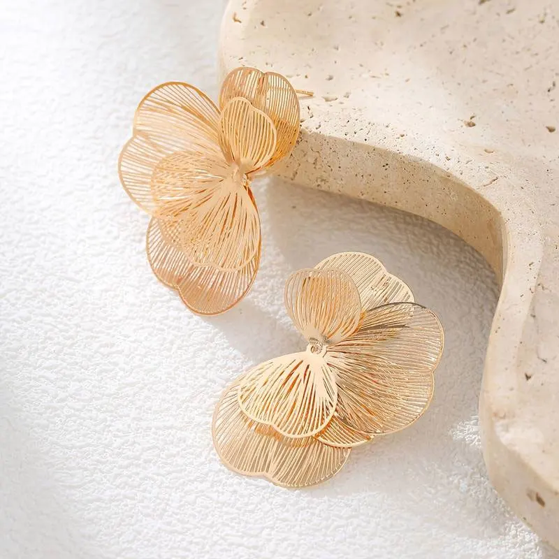 Two Elegant Golden Flower Stud Earrings - Made of Gold-Plated Zinc Alloy, Stylish and Perfect for Everyday Wear, Dates, Parties, Festivals, Gift-Giving, and Various Occasions as Jewelry Accessories